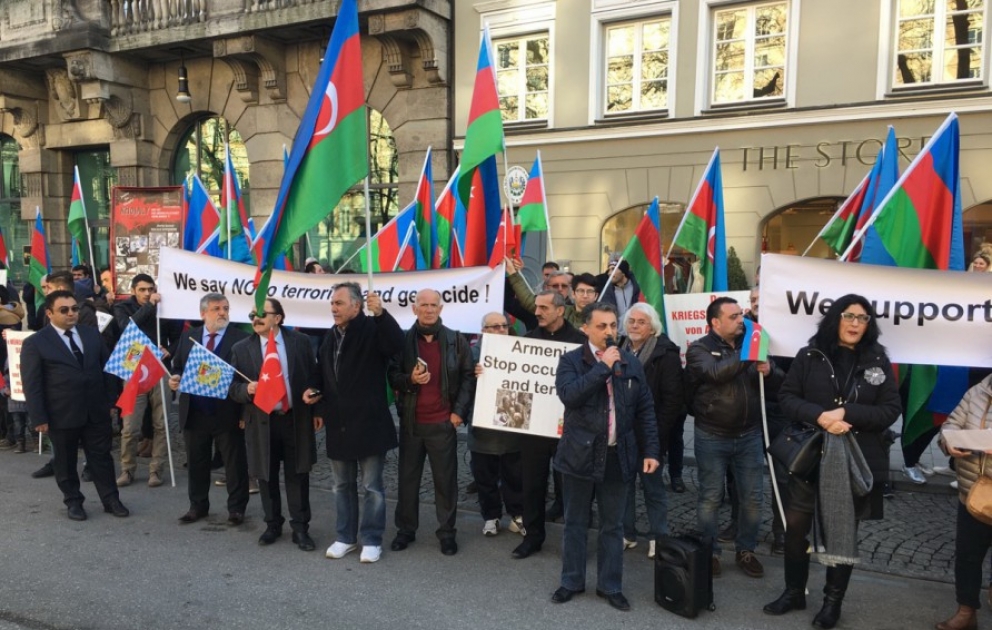 Munich : rassemblement de protestation des Azerbaïdjanais en Europe pour les 25 ans du génocide de Khodjaly VIDEO
