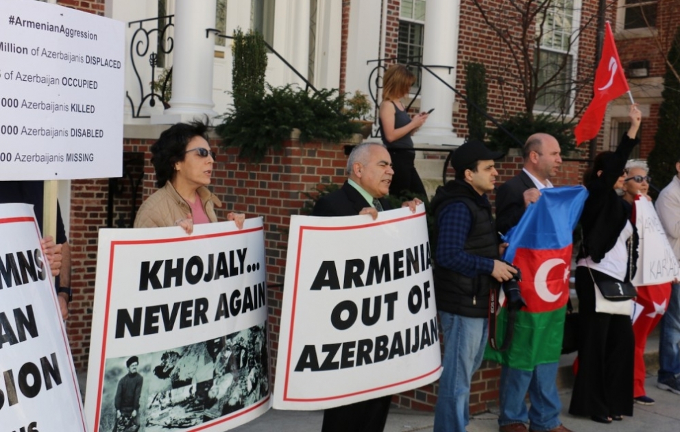 Xocalı soyqırımının 25-ci ildönümü ilə əlaqədar Ermənistanın Vaşinqtondakı səfirliyi qarşısında etiraz aksiyası keçirilib VİDEO