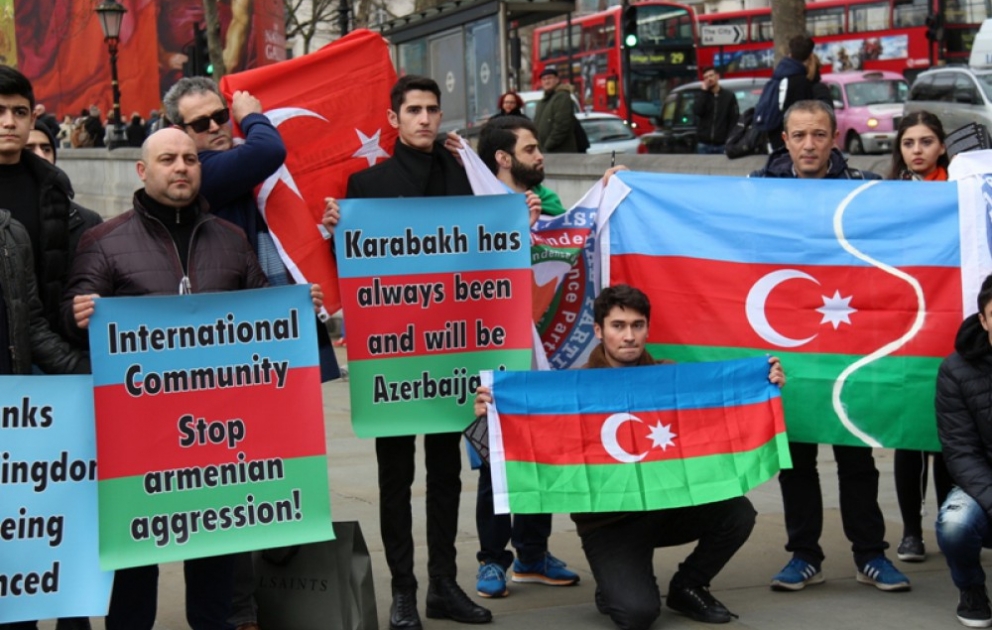 Xocalı soyqırımının 25-ci ildönümü ilə əlaqədar Londonda yürüş-mitinq keçirilib VİDEO