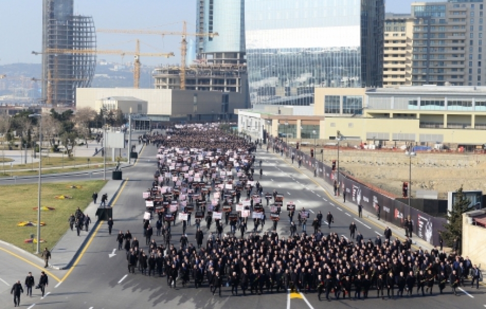 In Baku findet Volksaufzug anlässlich des 25. Jahrestages des Völkermords von Chodschali statt  Präsident Ilham Aliyev und Erste Vizepräsidentin Mehriban Aliyeva nahmen am Aufmarsch teil  AKTUALISIERT VIDEO