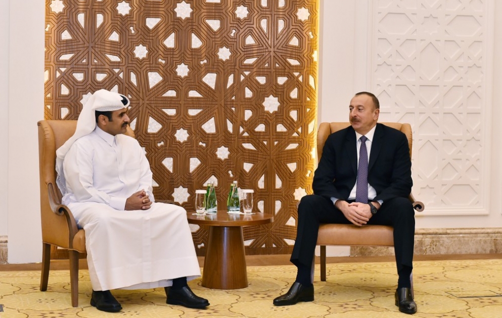 Präsident Ilham Aliyev trifft mit Geschäftsführer von "Qatar Petroleum" zusammen VIDEO