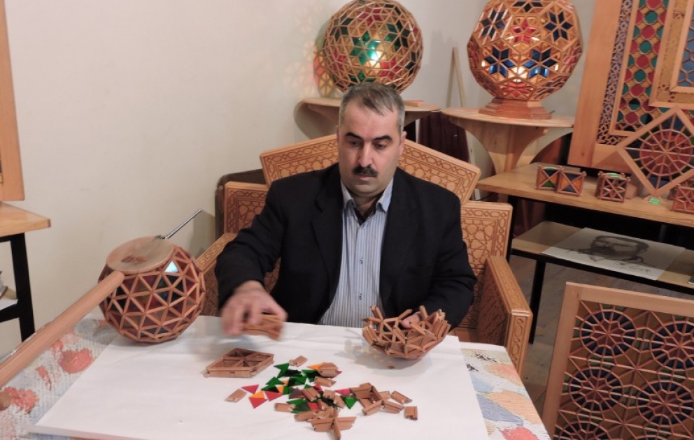 Şəkili sənətkar şəbəkə üsulu ilə kamança aləti hazırlayıb VİDEO