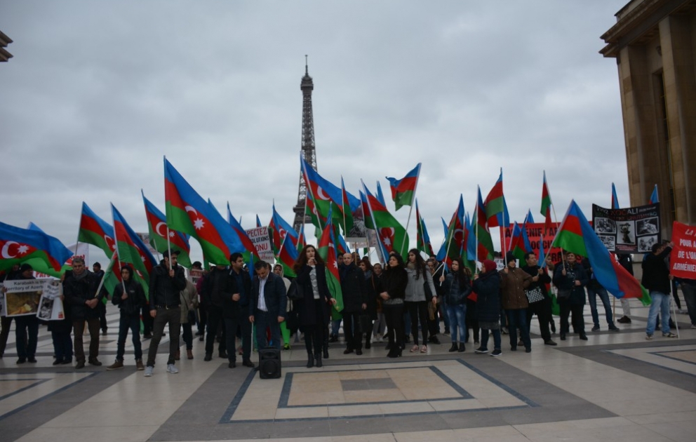 Azərbaycan diasporu Ermənistan prezidentinin Fransaya səfəri ilə əlaqədar Parisdə etiraz aksiyası keçirib VİDEO