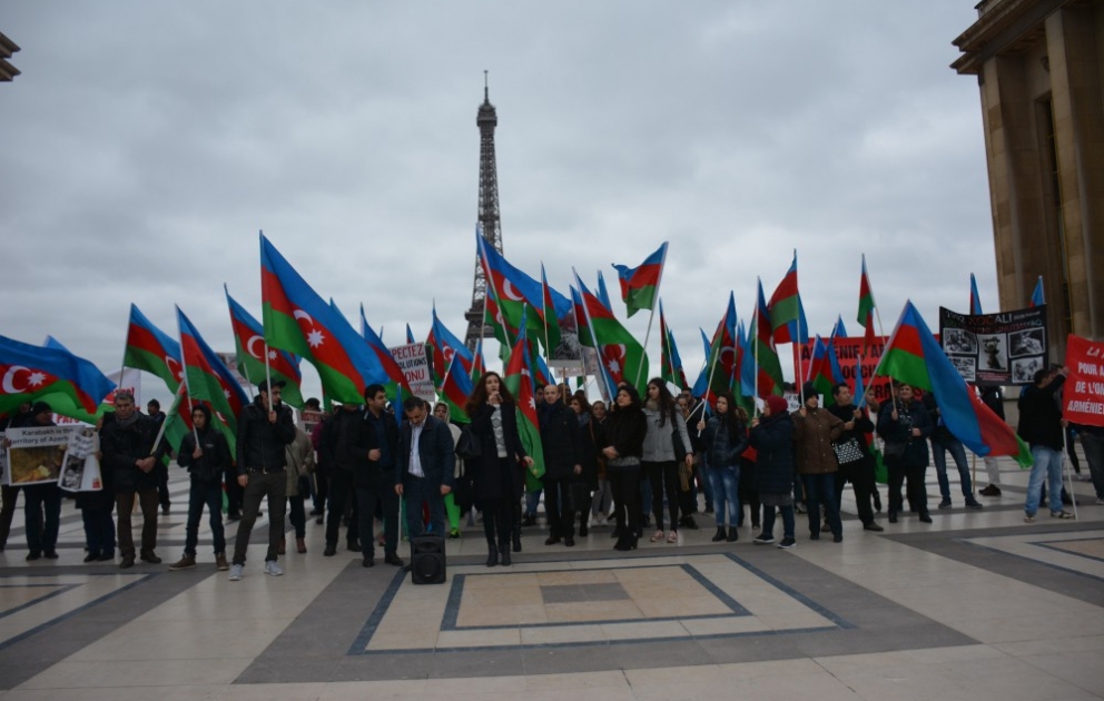 La diaspora azerbaïdjanaise proteste contre la visite du président arménien en France VIDEO