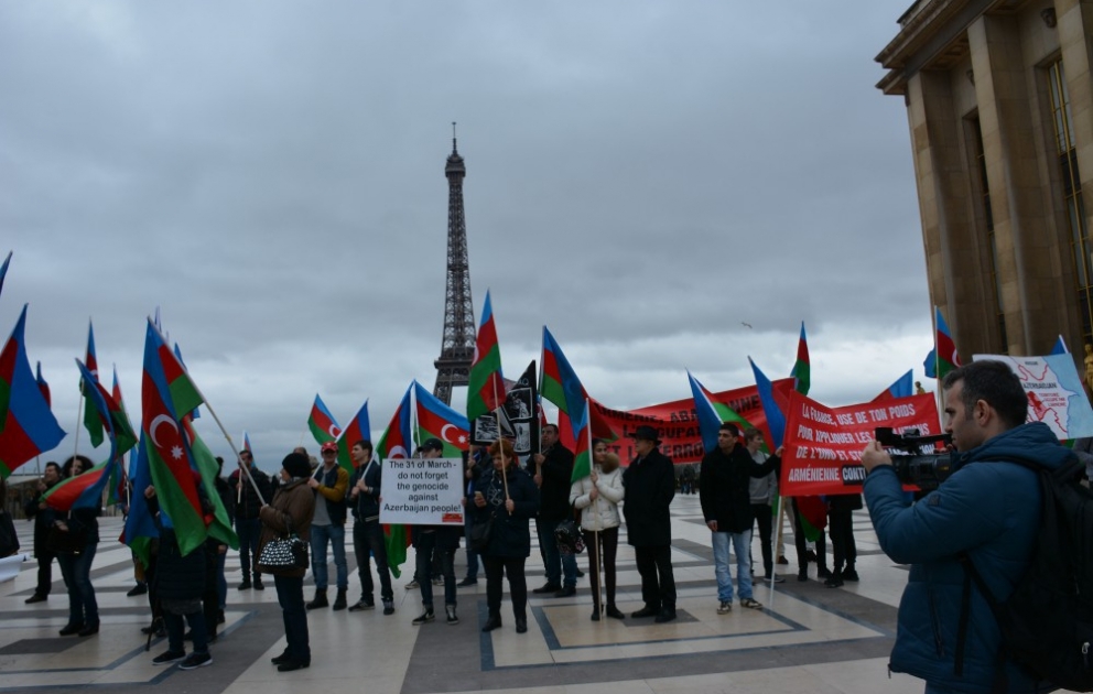 Aserbaidschanische Diaspora protestiert gegen Besuch von Armeniens Präsident in Frankreich VIDEO
