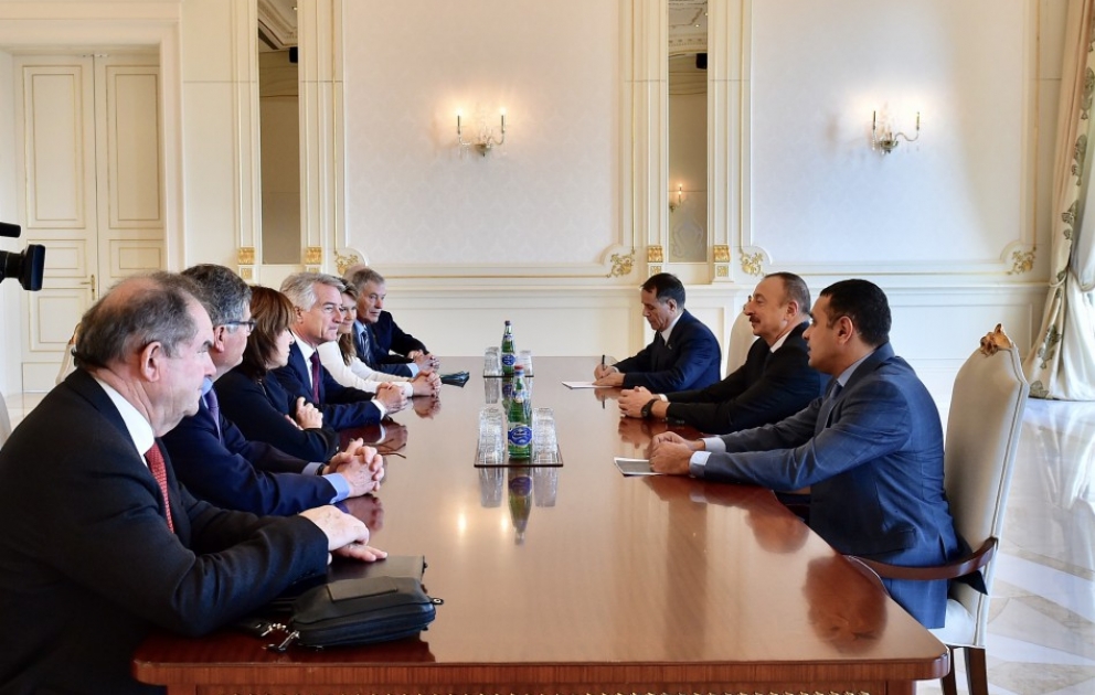 Aserbaidschans Präsident Ilham Aliyev empfängt französische Delegation VIDEO