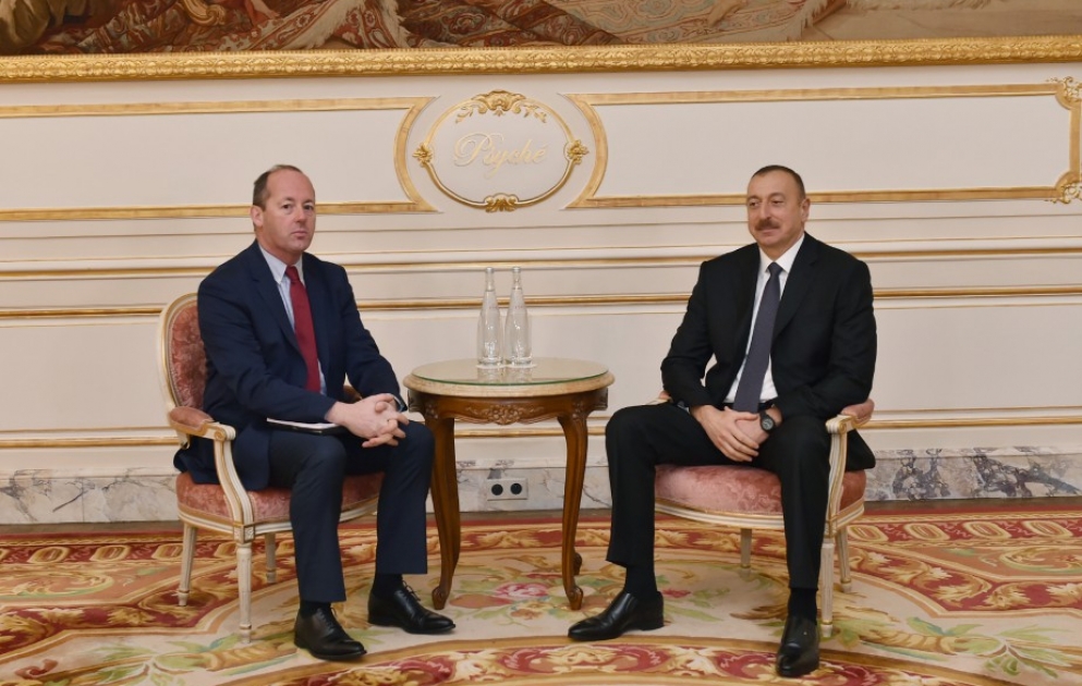Paris: Präsident Ilham Aliyev trifft sich mit Exekutiv-Vizepräsident der Gesellschaft “Airbus“ VIDEO