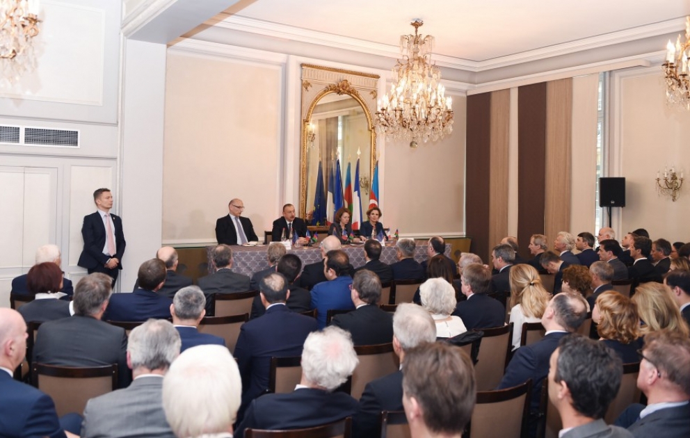 Paris : le président Ilham Aliyev rencontre les membres du conseil d’affaires du MEDEF VIDEO