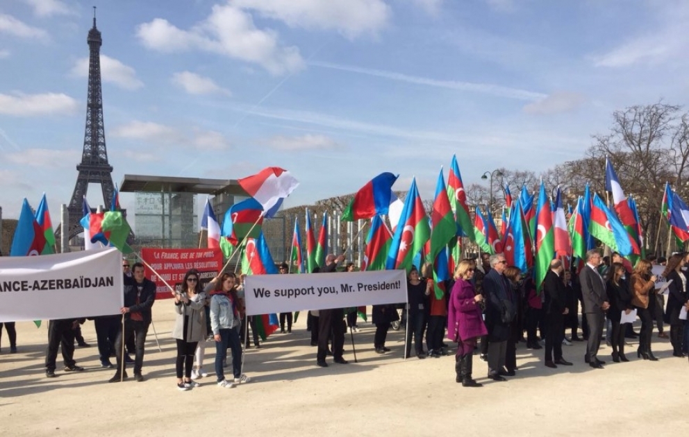 В Париже состоялась акция в поддержку Президента Азербайджана Ильхама Алиева ВИДЕО