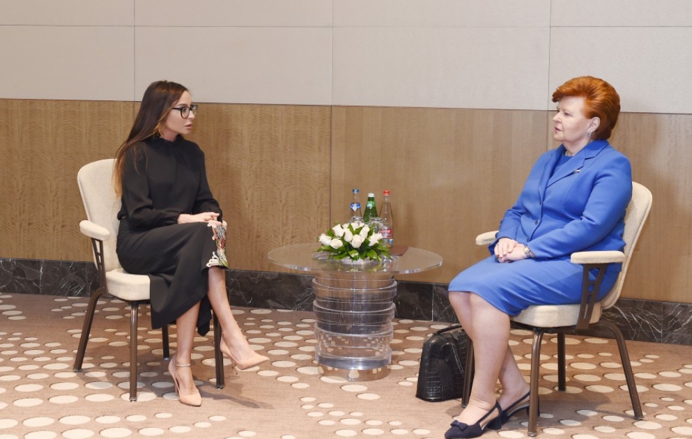 La première vice-présidente azerbaïdjanaise Mehriban Aliyeva rencontre l’ancienne présidente lettone Vaira Vike-Freiberga VİDEO