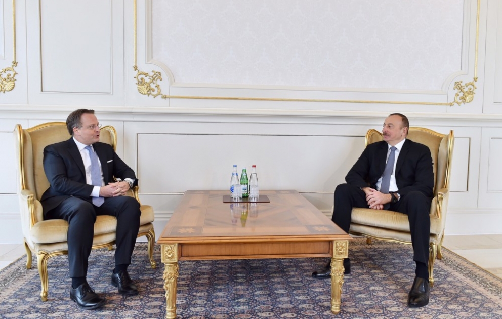 Präsident Ilham Aliyev empfängt neuen Botschafter von Dänemark zur Entgegennahme des Beglaubigungsschreibens VIDEO