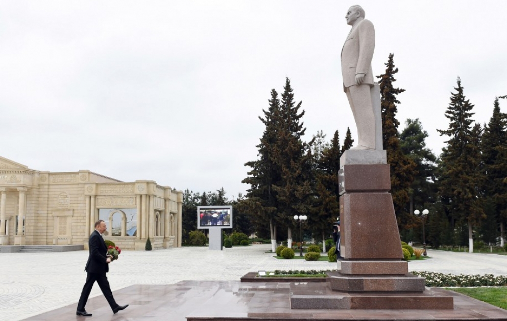 President Ilham Aliyev visited statue of national leader Heydar Aliyev in Saatli VIDEO