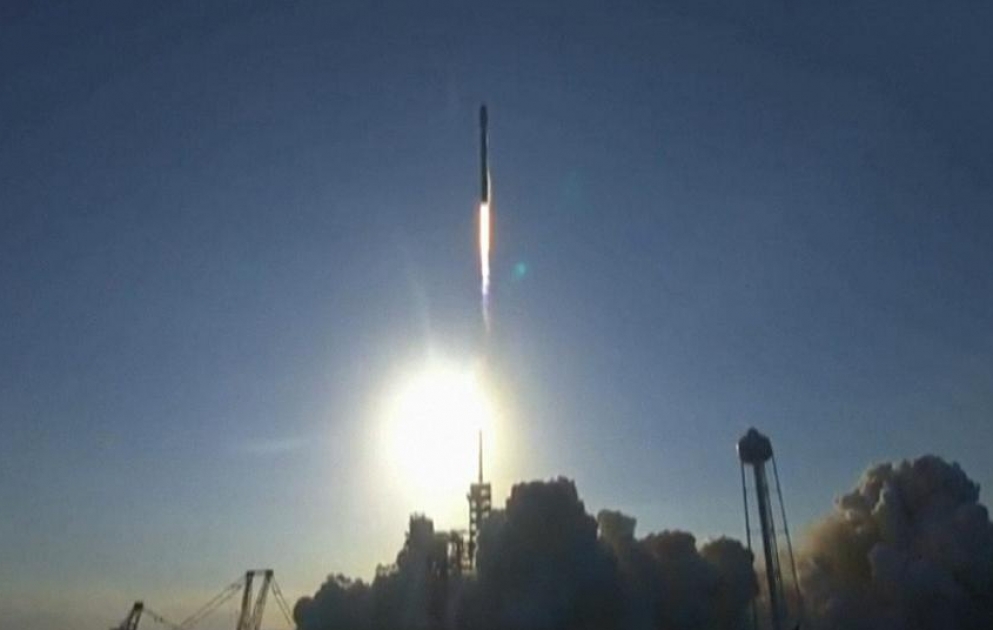 “Falcon 9” daşıyıcı raketinin tarixi uçuşunu minlərlə insan izləyib VİDEO