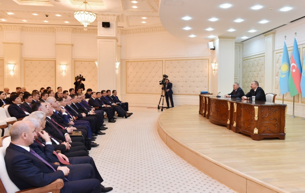 Präsident Ilham Aliyev und Präsident Nursultan Nazarbajew geben gemeinsame Presseerklärung ab VIDEO