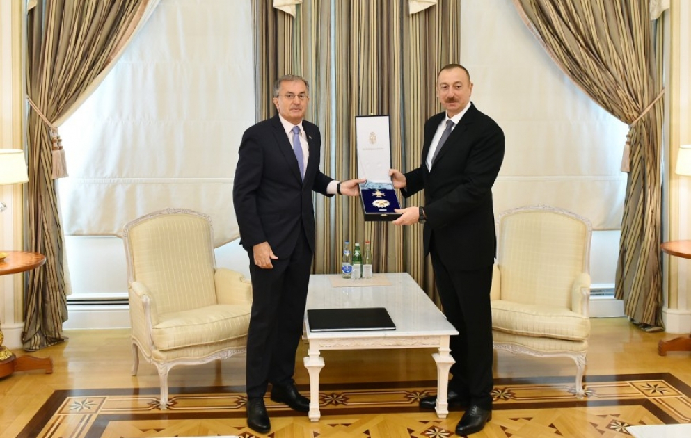 Präsident Ilham Aliyev empfängt serbischen Botschafter VIDEO