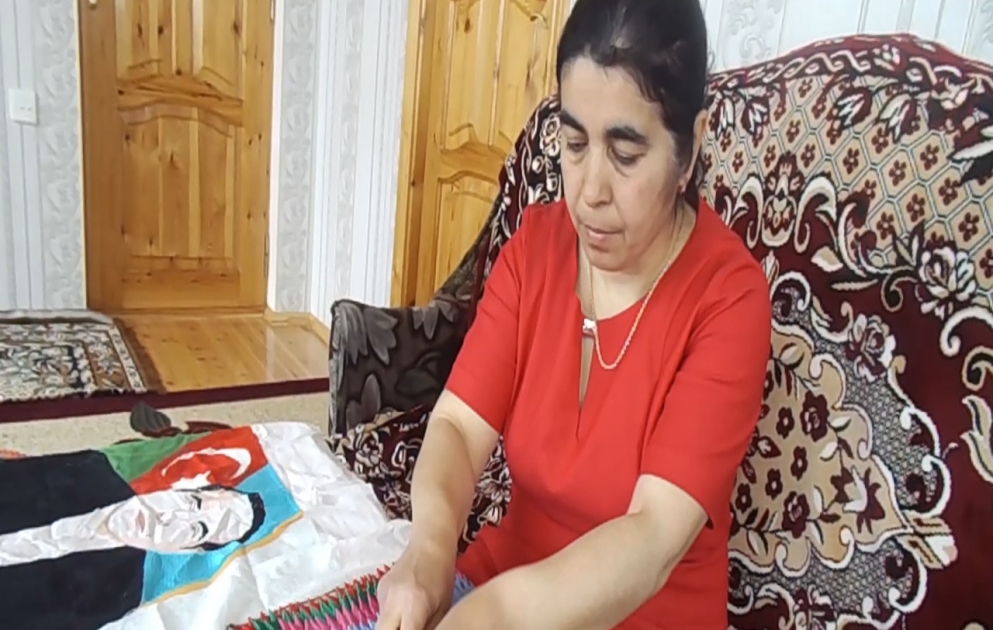Qədim el sənətini yaşadan astaralı sakinin əl işləri görənlərin marağına səbəb olur VİDEO