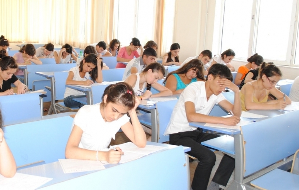 Azərbaycan dilindən imtahan verən rus bölməsi abituriyentlərindən 4 min 561-i “məqbul” qiymət alıb VİDEO