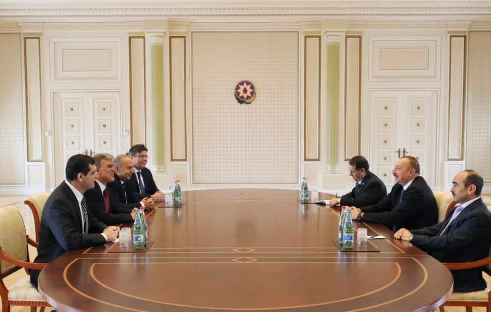Le président Ilham Aliyev reçoit une délégation menée par Abdullah Gül VIDEO