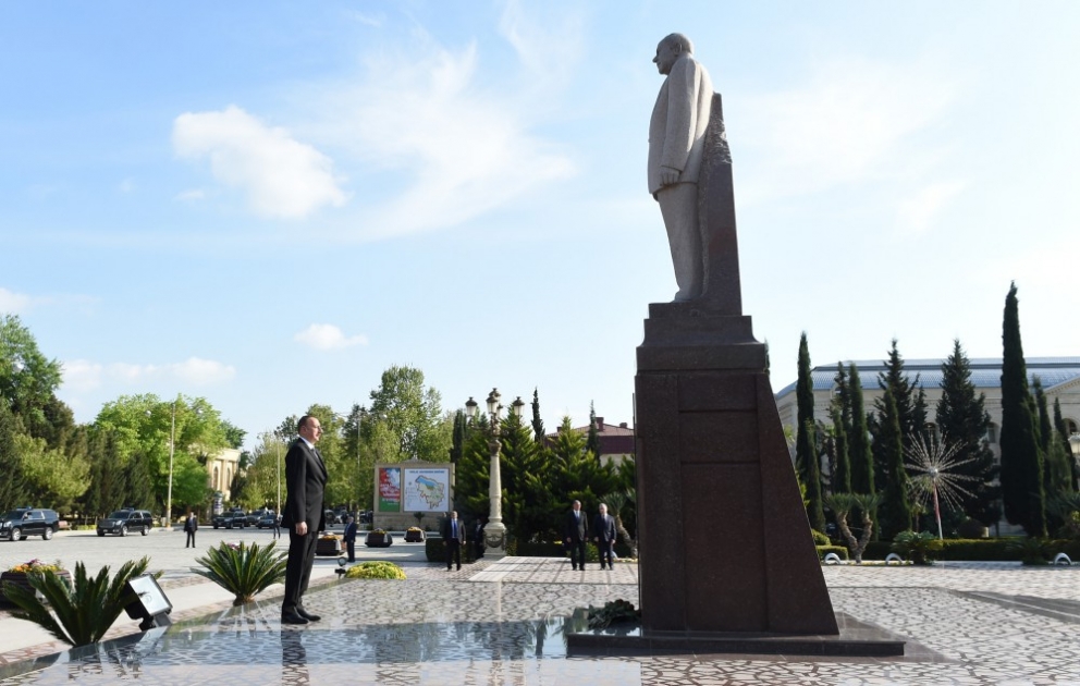 Prezident İlham Əliyev Yevlaxda ulu öndər Heydər Əliyevin abidəsini ziyarət edib VİDEO