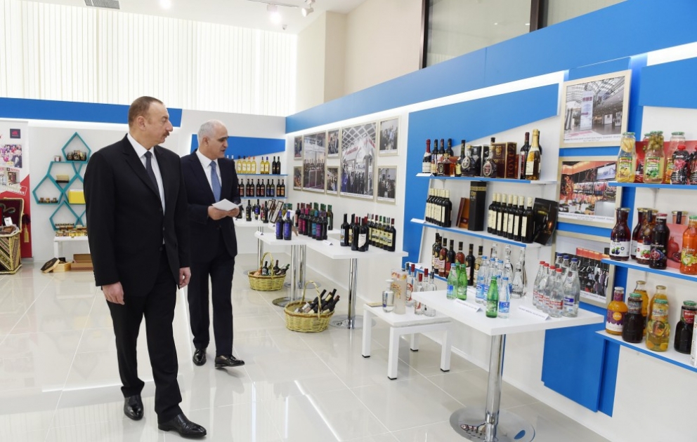 Präsident Ilham Aliyev macht sich in Jewlach mit Regionalentwicklungszentrum Aran vertraut VIDEO