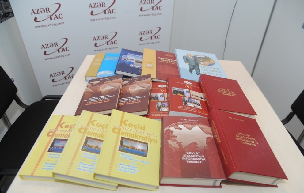 L’AZERTAC monte son stand au salon «TransCaspian-2017» VIDEO