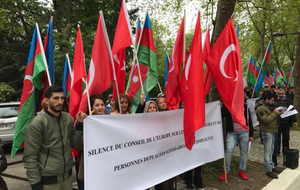 Азербайджанская диаспора провела в Страсбурге акцию в поддержку Турции ВИДЕО