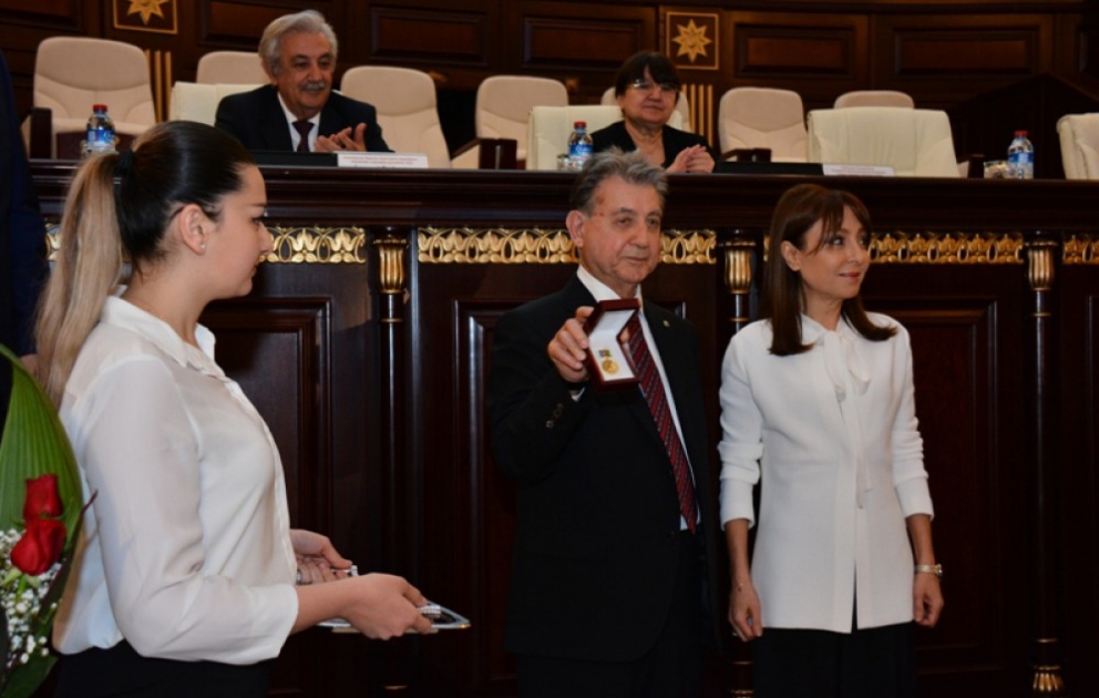 Narguiz Pachayeva a reçu la médaille d’or de Nizami Gandjavi de la République d’Azerbaïdjan VIDEO