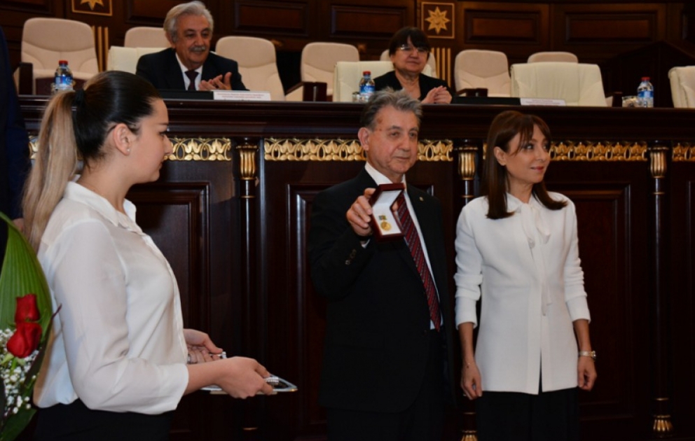 Professorin Nargiz Paschayeva mit Goldmedaille “Nizami Ganjavi“ ausgezeichnet VIDEO