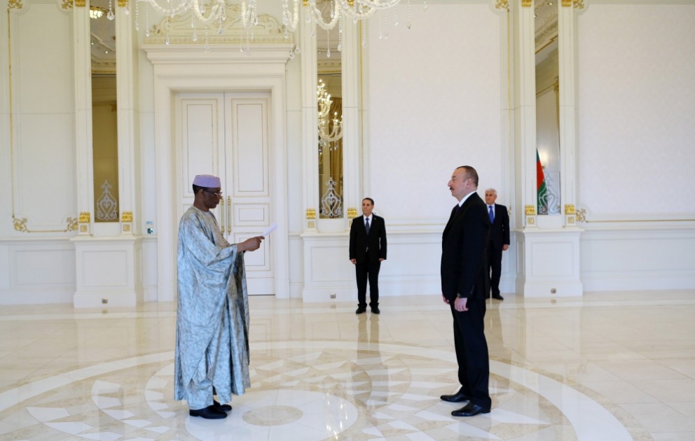 Präsident Ilham Aliyev empfängt neuen malischen Botschafter zur Entgegennahme des Beglaubigungsschreibens VIDEO
