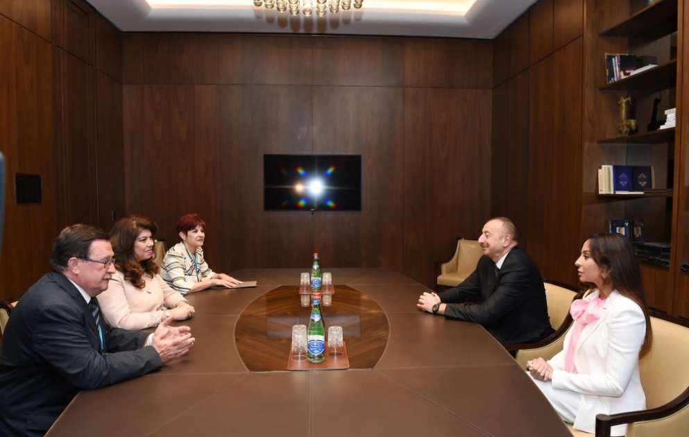 Präsident Ilham Aliyev und First Lady Aserbaidschans Mehriban Aliyeva treffen sich mit Vizepräsidentin von Bulgarien VIDEO
