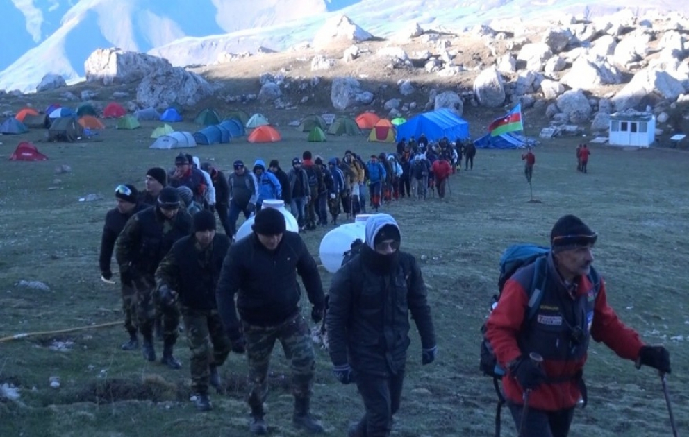 “Heydər Əliyev zirvəsi”nə yürüşlərə 400-dən çox peşəkar və həvəskar idmançı qatılıb VİDEO