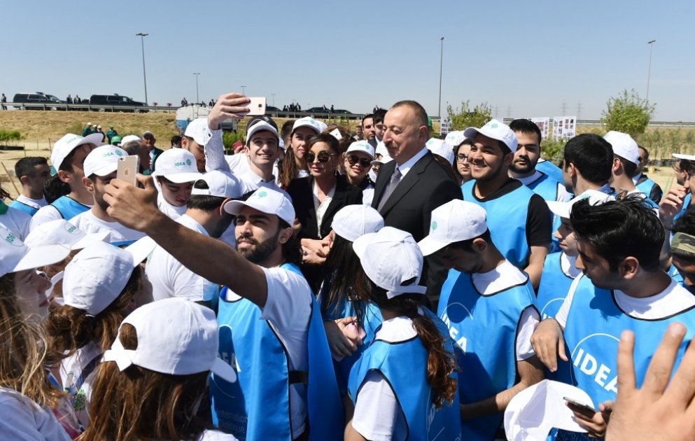 Prezident İlham Əliyev ulu öndər Heydər Əliyevin doğum gününə həsr olunan ağacəkmə aksiyasında iştirak edib YENİLƏNİB VİDEO
