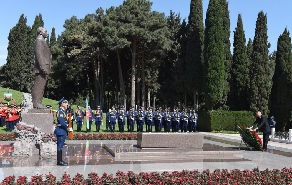 President Ilham Aliyev visited grave of national leader Heydar Aliyev VIDEO