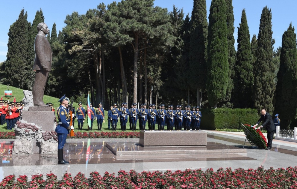Präsident Ilham Aliyev besucht Grabmal von Nationalleader Heydar Aliyev VIDEO
