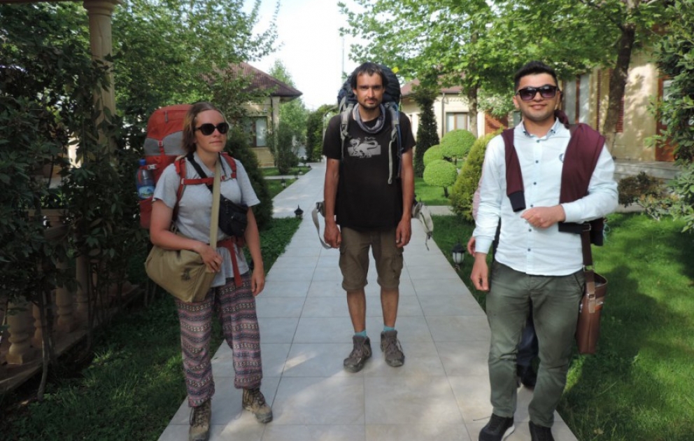 Dünyanı pulsuz gəzən çexiyalı turistlər Azərbaycanda VİDEO