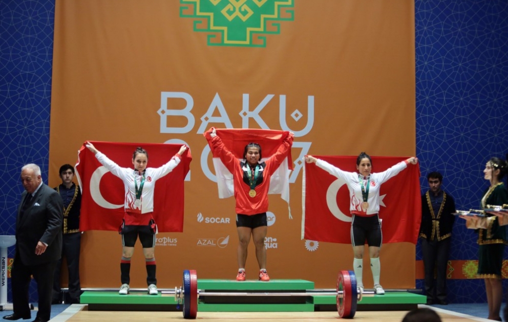 “Bakı-2017”: İndoneziyalı qadın atlet 48 kiloqram çəki dərəcəsində çempion olub VİDEO