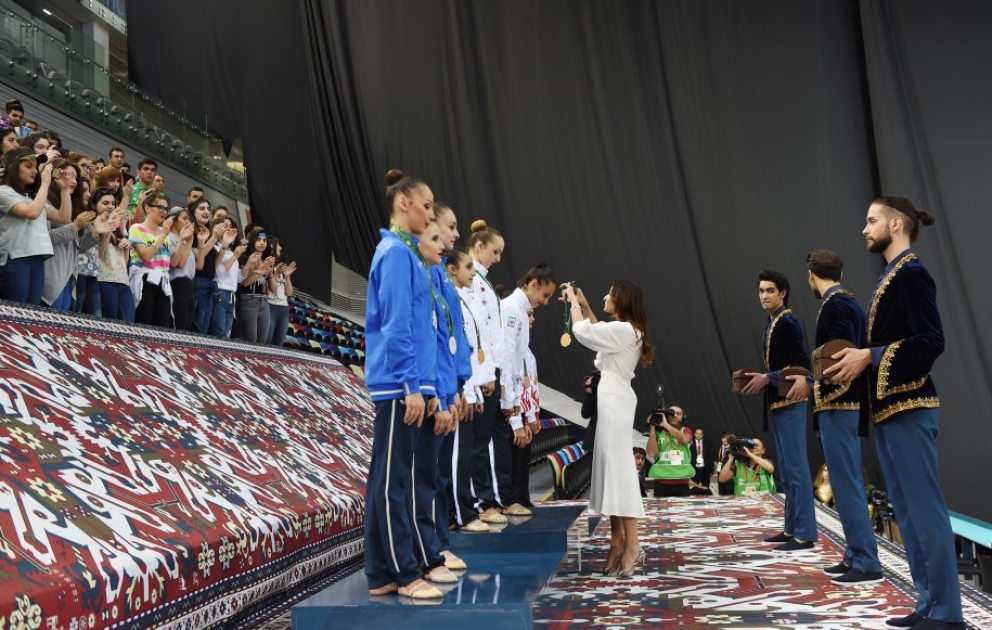 L’équipe d’Azerbaïdjan de gymnastique rythmique devient championne de Bakou 2017 Les gagnants ont reçu les médailles des mains de la première vice-présidente Mehriban Aliyeva VIDEO