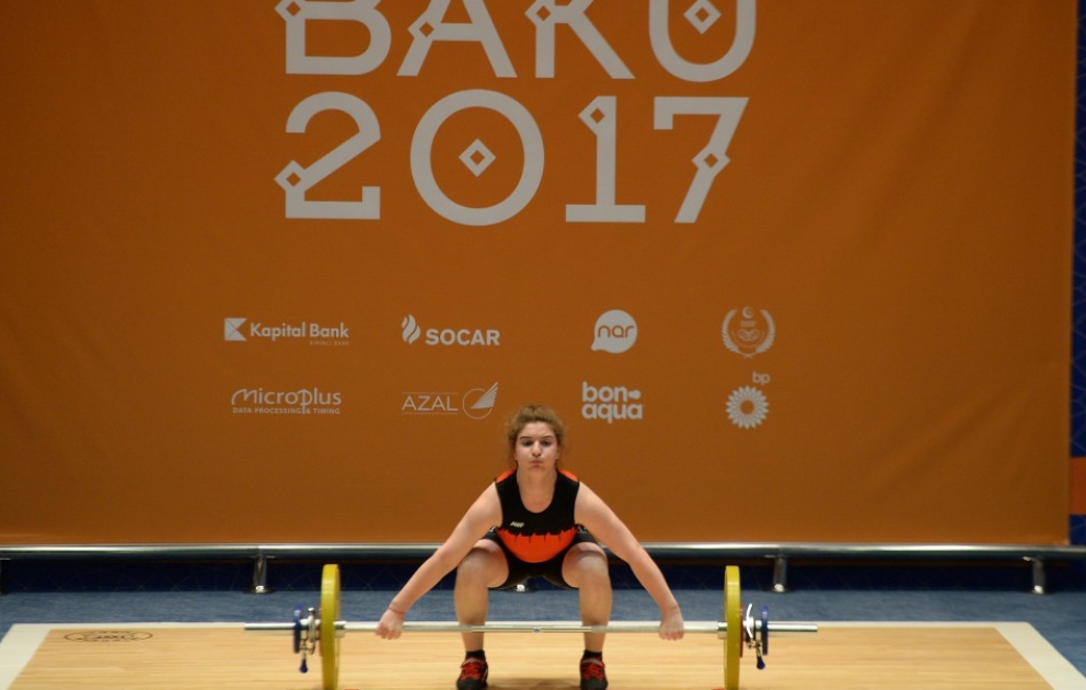 “Bakı-2017”nin ağır atletika yarışının üçüncü günündə dörd idmançımız körpücük üzərinə çıxıb VİDEO