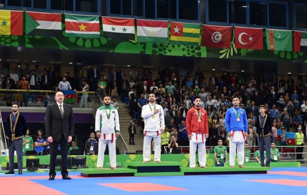 Aserbaidschans Karatekas gewinnen zwei Gold-, eine Silber- und zwei Bronzemedaillen bei Islamiada  Präsident Ilham Aliyev überreicht Gewinnern Medaillen VIDEO