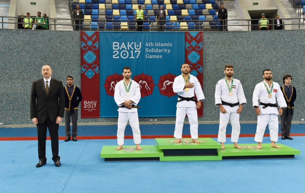 Aserbaidschans Judokas gewinnen sechs Gold- und sieben Silbermedaillen am ersten Tag der Islamiada Präsident Ilham Aliyev überreicht Gewinnern Medaillen VIDEO