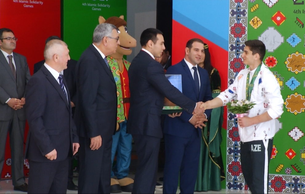Milli Olimpiya Komitəsi “Bakı-2017”də medal qazanan idmançılarımızı mükafatlandırıb VİDEO