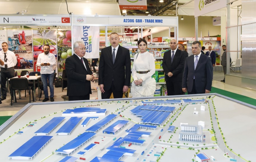 Le président de la République visite les salons internationaux de l’agroalimentaire et de l’agriculture VIDEO