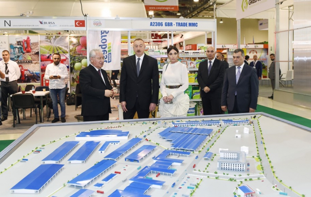 Präsident Ilham Aliyev besucht Ausstellungen “Worldfood Azerbaijan 2017“ und “CaspianAgro2017“ VIDEO