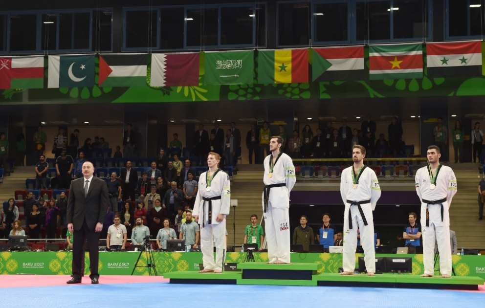 Taekvandoçu Radik İsayev Azərbaycanın İslamiadada 50-ci qızıl medalını qazanıb Qalib idmançıya medalı Azərbaycan Prezidenti İlham Əliyev təqdim edib VİDEO