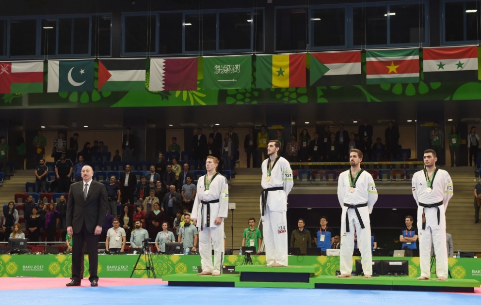 Radik Issayev offre la 50ème médaille d’or à l’Azerbaïdjan à Bakou 2017Le champion reçoit sa médaille des mains du président de la République VIDEO