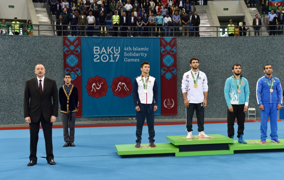 Azərbaycan millisi İslamiadanın yunan-Roma güləşi yarışlarının qalibidir Azərbaycan Prezidenti İlham Əliyev yarışların final görüşünə baxıb VİDEO