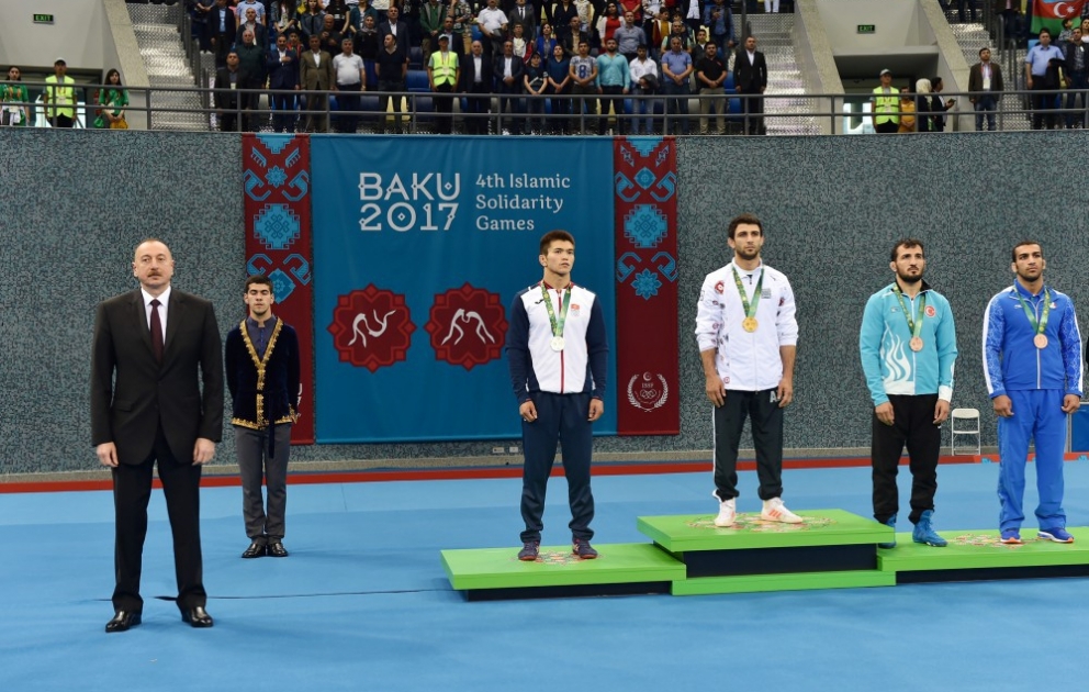 Aserbaidschanische Ringer-Nationalmannschaft ist Champion der Wettbewerbe im griechisch-römischen Stil  Präsident Ilham Aliyev verfolgt Finale VIDEO