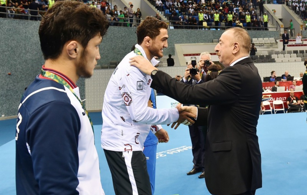 “Bakı-2017”nin sərbəst güləş yarışlarının ikinci günündə Azərbaycan idmançıları iki qızıl medal qazanıblar Çempion pəhləvanlarımıza medalları Prezident İlham Əliyev və birinci xanım Mehriban Əliyeva təqdim ediblər VİDEO