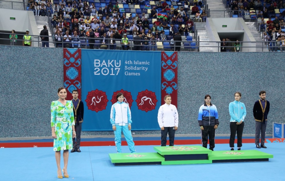 Azərbaycanın qadın güləşçiləri İslamiadada 4 qızıl, 3 gümüş və 1 bürünc medalla komanda hesabında birinci olublar Birinci vitse-prezident xanım Mehriban Əliyeva medalları çempion idmançılarımıza təqdim edib VİDEO