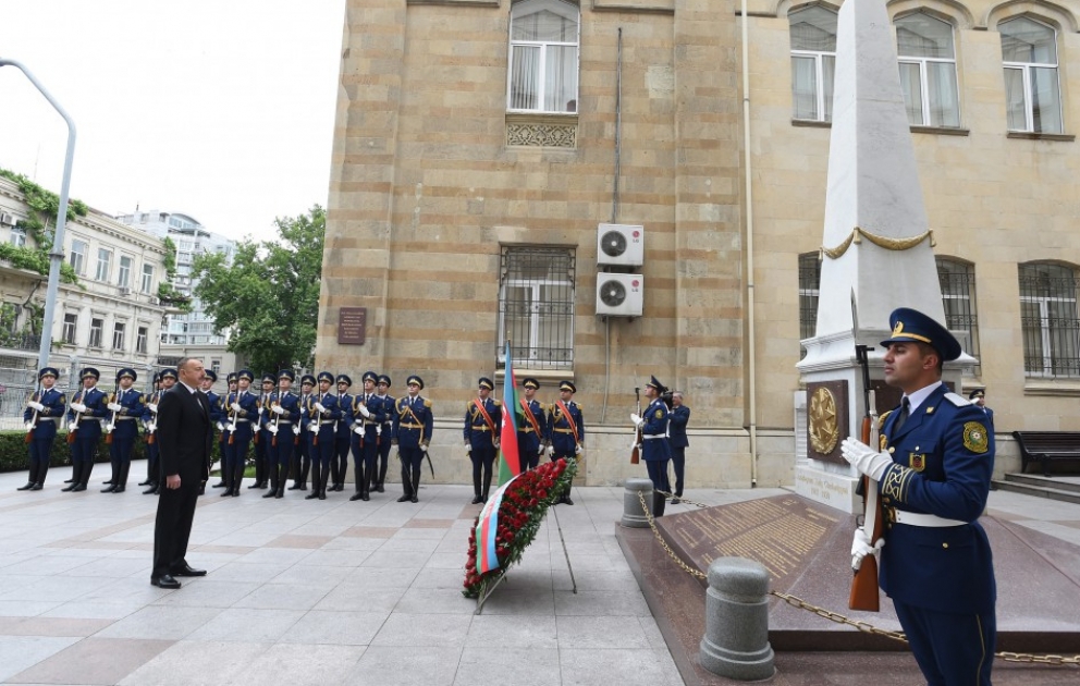 Le président Ilham Aliyev visite le monument érigé à la gloire de la République démocratique d’Azerbaïdjan VIDEO